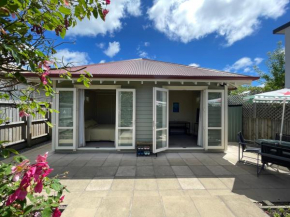 Quiet and new CNZhouse with yard near river in CBD